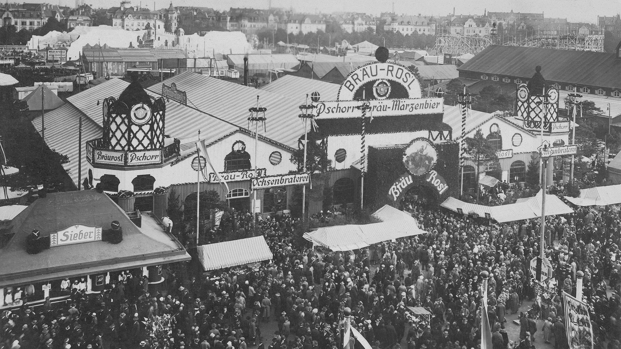 Menschenmenge vor dem Bräurosl Festzelt damals